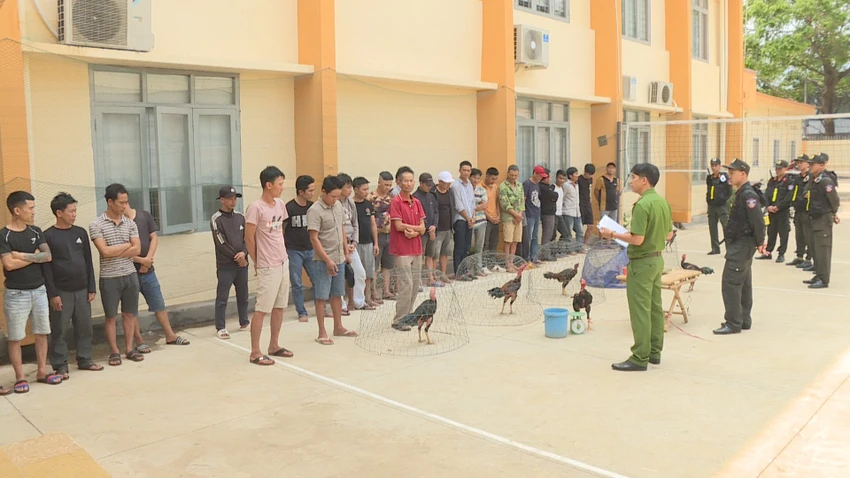 Nhóm đánh bạc tại cơ quan công an. Ảnh: SĐ Nhóm đánh bạc tại cơ quan công an. Ảnh: SĐ