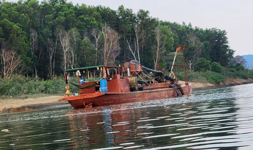 Công ty CP quốc tế Sông Hồng thuê phương tiện của doanh nghiệp khác để khai thác cát ở hồ thủy điện Krông H'năng. Ảnh: VŨ LONG Công ty CP quốc tế Sông Hồng thuê phương tiện của doanh nghiệp khác để khai thác cát ở hồ thủy điện Krông H'năng. Ảnh: VŨ LONG