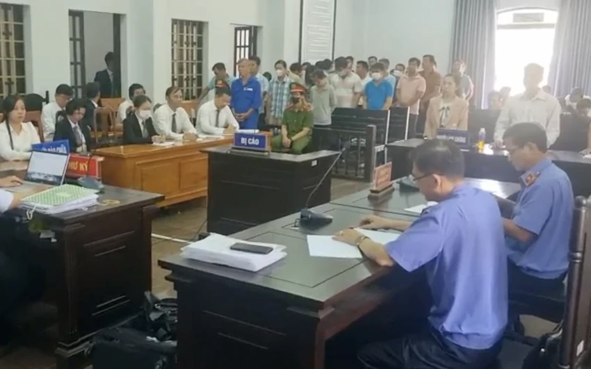 Các bị cáo nghe HĐXX tuyên án. Ảnh: LV Các bị cáo nghe HĐXX tuyên án. Ảnh: LV