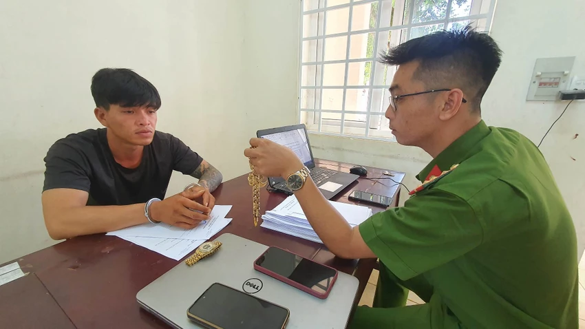 Nguyễn Duy Khánh tại cơ quan công an. Ảnh: QD Nguyễn Duy Khánh tại cơ quan công an