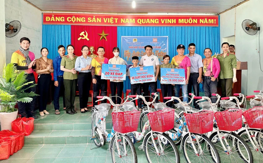Tặng học bổng và xe đạp cho học sinh ở xã Krông Á. Ảnh: QD Tặng học bổng và xe đạp cho học sinh ở xã Krông Á