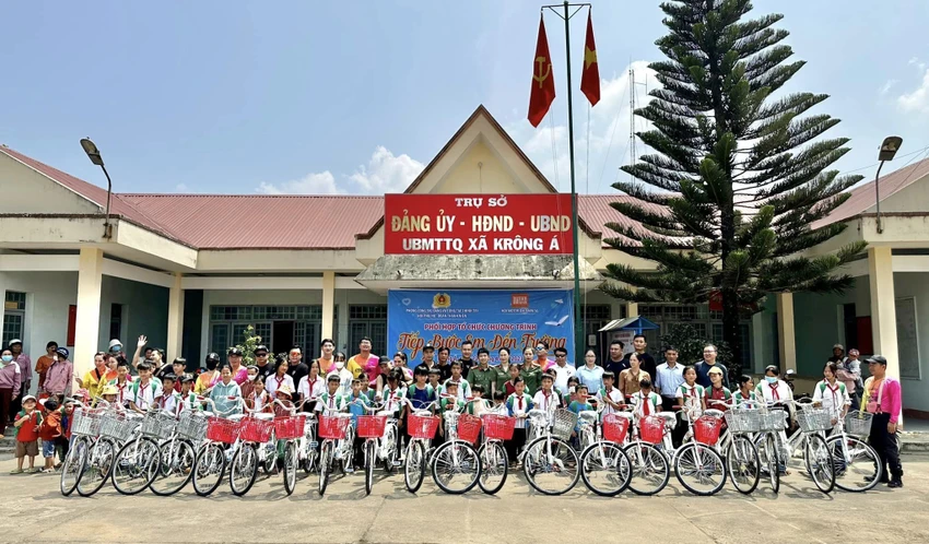 Công an tỉnh Đắk Lắk và các mạnh thường quân tặng xe đạp cho học sinh ở xã Krông Á. Ảnh: QD Công an tỉnh Đắk Lắk và các mạnh thường quân tặng xe đạp cho học sinh ở xã Krông Á