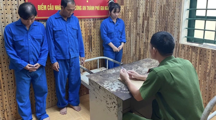 Nhóm bị can tại cơ quan điều tra. Ảnh: MQ Nhóm bị can tại cơ quan điều tra. Ảnh: MQ