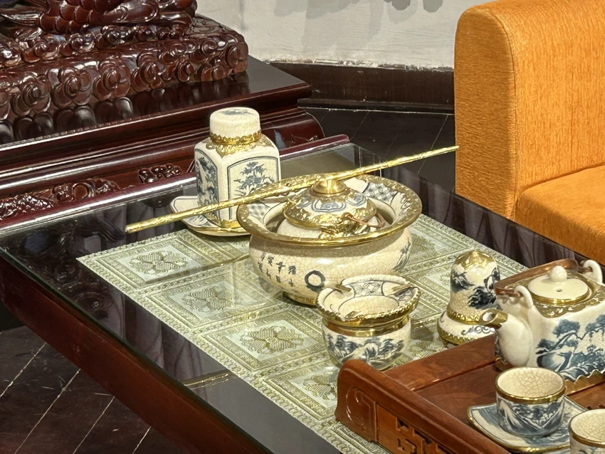 Ấm chén và các vật dụng của nhà vua. Ảnh: VŨ LONG