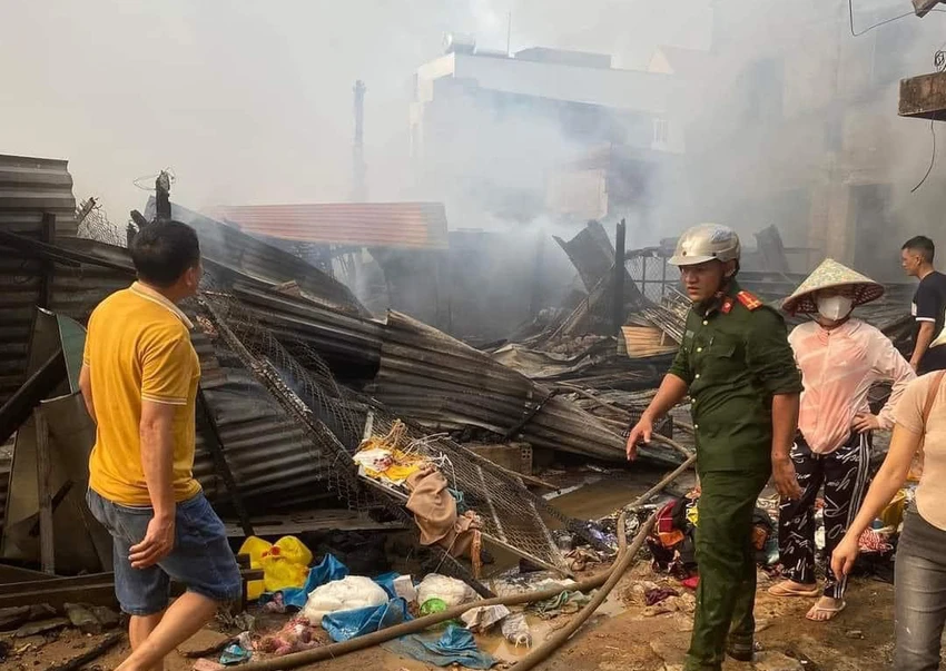 Lực lượng chức năng có mặt ở hiện trường thực hiện công tác dập lửa. Ảnh: TG Lực lượng chức năng có mặt ở hiện trường thực hiện công tác dập lửa. Ảnh: TG