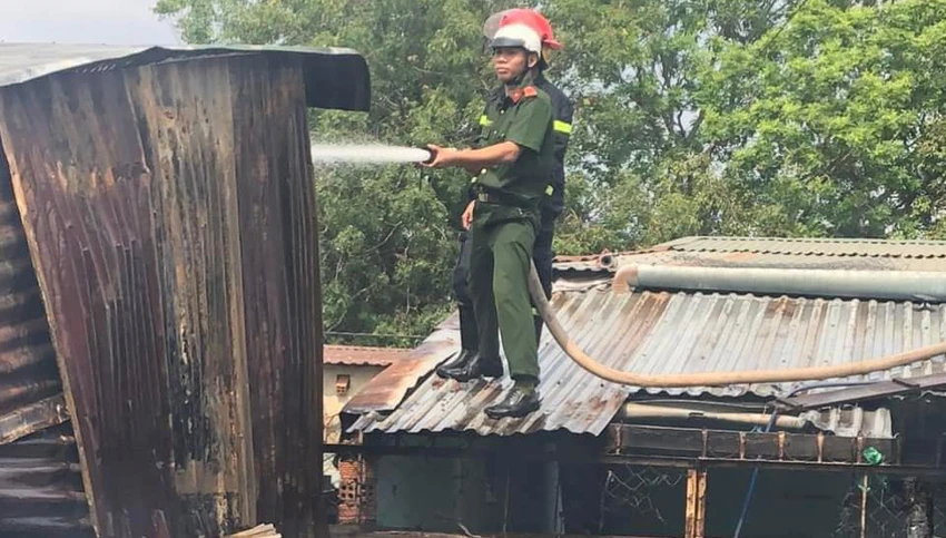 Lực lượng phòng cháy đang khống chế ngọn lửa. Ảnh: TG Lực lượng phòng cháy đang khống chế ngọn lửa. Ảnh: TG