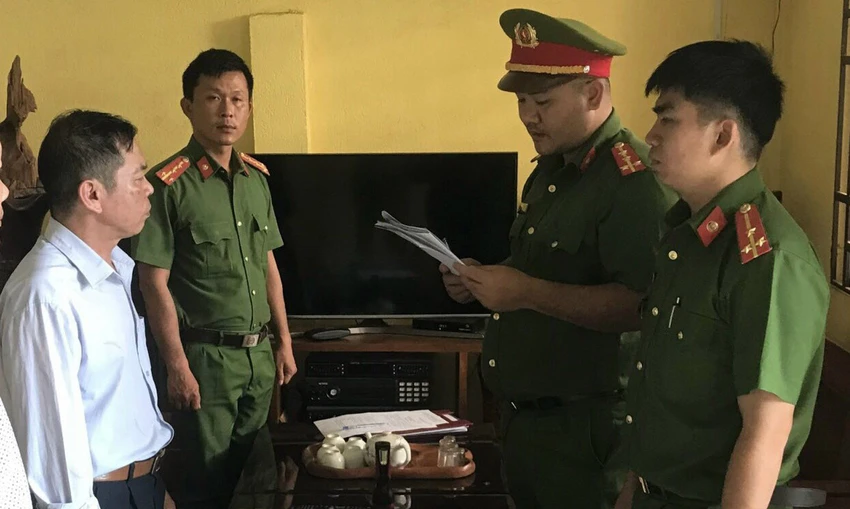 Cơ quan điều tra tống đạt các quyết định khởi tố bị can Lê Văn Anh. Ảnh: MQ Cơ quan điều tra tống đạt các quyết định khởi tố bị can Lê Văn Anh