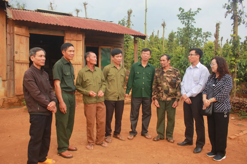 Sáu cựu chiến binh (từ trái qua) tiếp tục làm đơn kêu oan. Ảnh: NT