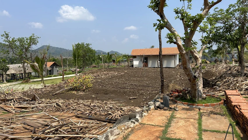 Hồ bơi đã được chôn lấp. Ảnh: VŨ LONG Hồ bơi đã được chôn lấp. Ảnh: VŨ LONG