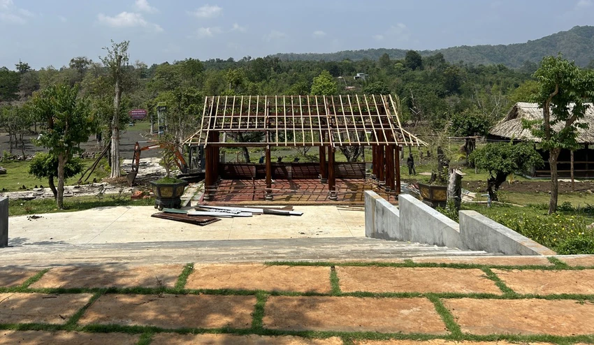 Những công trình trái phép đang được tháo dỡ. Ảnh: VŨ LONG Những công trình trái phép đang được tháo dỡ. Ảnh: VŨ LONG