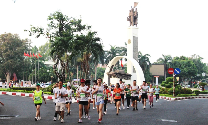 Các vận động viên di chuyển quan ngã Sáu, trung tâm TP Buôn Ma Thuột. Ảnh: TĐ Các vận động viên di chuyển quan ngã Sáu, trung tâm TP Buôn Ma Thuột. Ảnh: TĐ