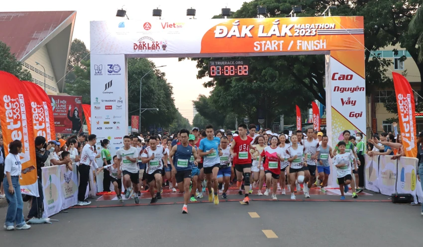 Các vận động viên tham gia giải chạy Đắk Lắk Marathon năm 2023. Ảnh: TĐ Các vận động viên tham gia giải chạy Đắk Lắk Marathon năm 2023. Ảnh: TĐ