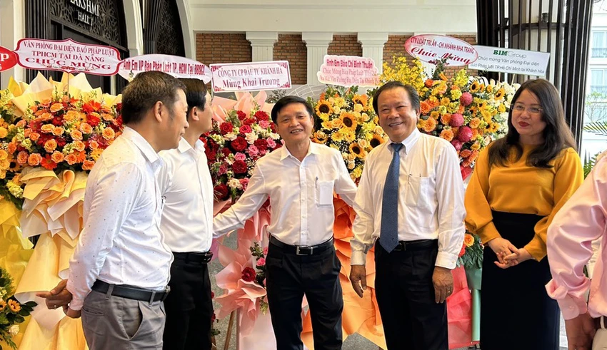Tổng Biên tập báo Pháp Luật TP.HCM Mai Ngọc Phước (thứ 2 từ phải sang) cùng Phó Chủ tịch Thường trực UBND tỉnh Phú Yên Lê Tấn Hổ (giữa) và lãnh đạo Ban Tuyên giáo Tỉnh ủy, Sở TTT&TT tỉnh Phú Yên. Ảnh: VŨ LONG Tổng Biên tập báo Pháp Luật TP.HCM trò chuyện với các khách mời