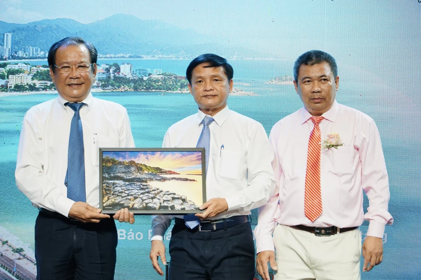 Ông Lê Tấn Hổ, Phó Chủ tịch Thường trực UBND tỉnh Phú Yên, tặng báo Pháp Luật TP.HCM bức tranh về danh thắng Gành đá đĩa của tỉnh nhà. Ảnh: NHẬT DIỄM Lãnh đạo tỉnh Phú Yên tặng báo Pháp Luật TP.HCM bức tranh về danh thắng Gành đá đĩa ở tỉnh Phú Yên
