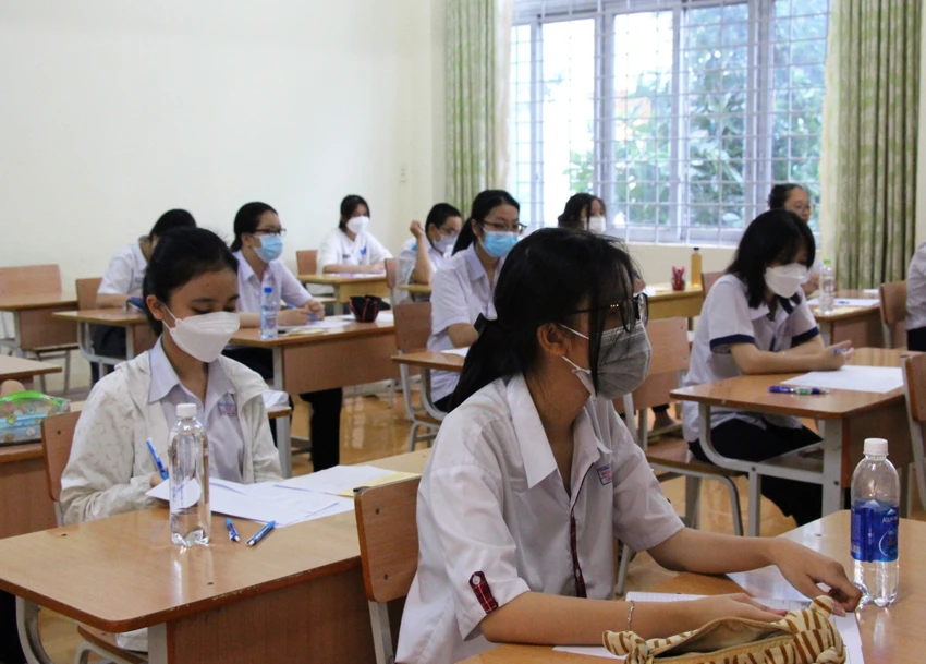 Học sinh làm thủ tục thi tại trường THPT chuyên Nguyễn Du. Ảnh: VĐ Học sinh làm thủ tục thi tại trường THPT chuyên Nguyễn Du. Ảnh: VĐ