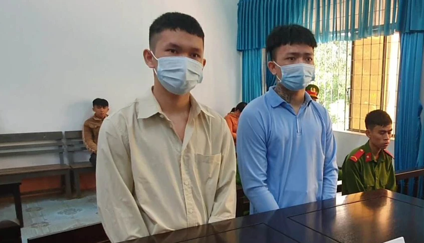 Hai bị cáo tại phiên tòa sơ thẩm. Ảnh: SĐ