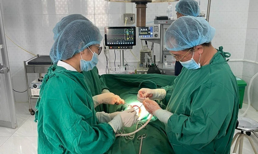 Các bác sĩ phẫu thuật cho bé gái 15 tuổi. Ảnh: TT Các bác sĩ phẫu thuật cho bé gái 15 tuổi. Ảnh: TT