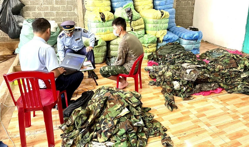 Cơ quan chức năng lập biên bản vụ việc. Ảnh: TT Cơ quan chức năng lập biên bản vụ việc. Ảnh: TT