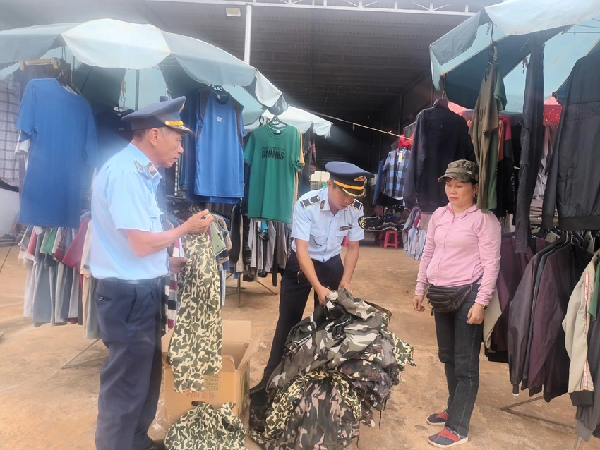 Lực lượng quản lý thị trường kiểm tra một cơ sở kinh doanh đồ rằn ri. Ảnh: TT Lực lượng quản lý thị trường kiểm tra một cơ sở kinh doanh đồ rằn ri. Ảnh: TT