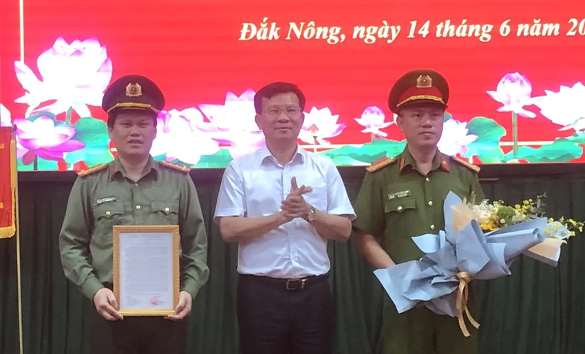 Ông Hồ Văn Mười (giữ) khen thưởng lực lượng Công an tỉnh Đắk Nông. Ảnh: MQ Ông Hồ Văn Mười (giữ) khen thưởng lực lượng Công an tỉnh Đắk Nông. Ảnh: MQ