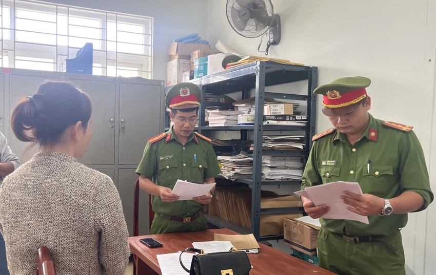Cơ quan công an đọc lệnh khởi tố Nguyễn Thị Hồng Đào. Ảnh: MQ