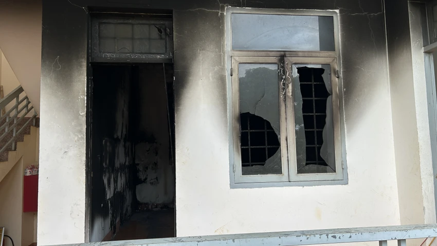 Một phòng của Ban chỉ huy quân sự xã Ea Ktur bị đốt cháy, hư hỏng nặng. Ảnh: VŨ LONG Một phòng của Ban chỉ huy quân sự xã Ea Ktur bị đốt cháy, hư hỏng nặng. Ảnh: VŨ LONG