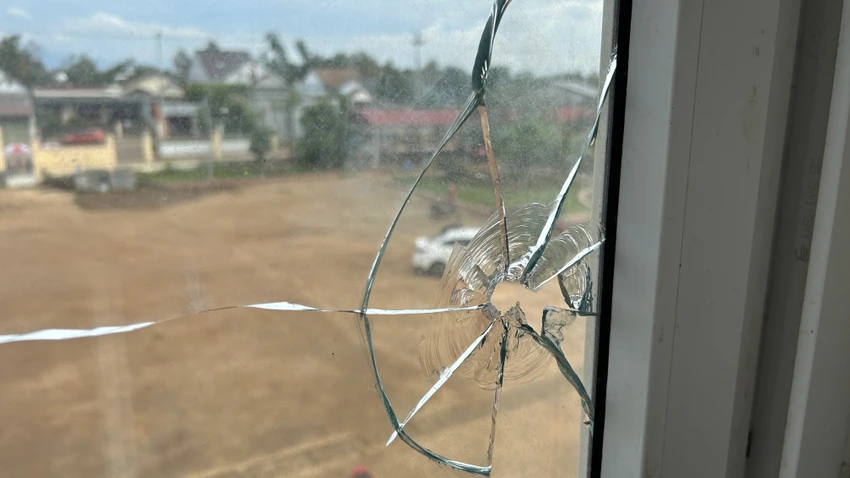 Vết đạn bắn xuyên thủng cửa kính trên tầng hai của UBND xã Ea Ktur. Ảnh: VŨ LONG Vết đạn bắn xuyên thủng cửa kính trên tầng hai của UBND xã Ea Ktur. Ảnh: VŨ LONG