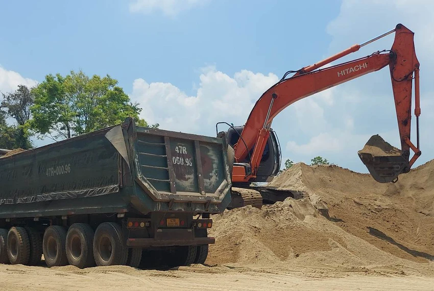 Bán cát rầm rộ ở bãi tập kết của Công ty CP Quốc tế Sông Hồng. Ảnh: NH