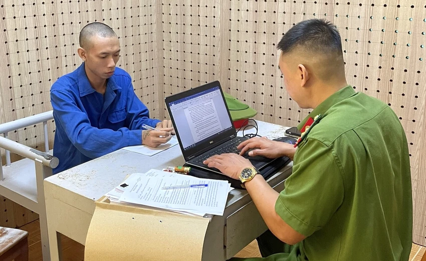 Thiều Thanh Long tại cơ quan điều tra. Ảnh: MQ Thiều Thanh Long tại cơ quan điều tra. Ảnh: MQ