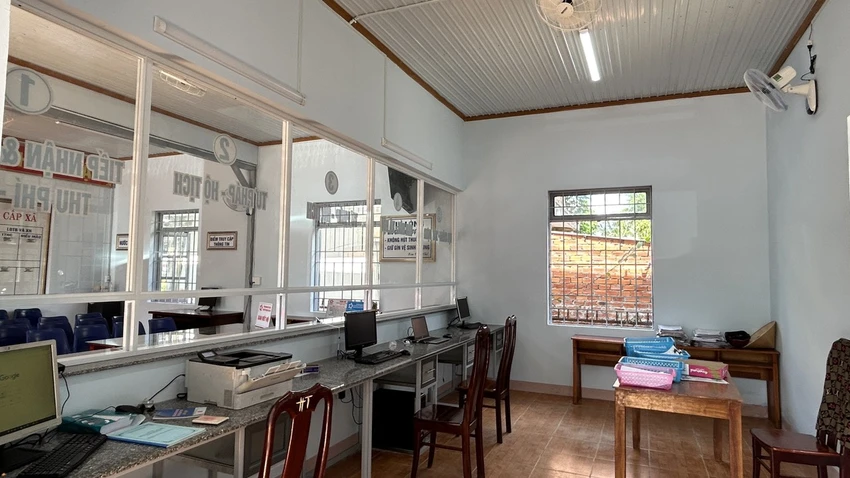 Phòng một cửa của UBND xã Ea Tiêu từng bị nhóm đối tượng tấn công bằng bom xăng, nay đã được sửa chữa xong. Ảnh: VŨ LONG Phòng một cửa của UBND xã Ea Tiêu từng bị nhóm đối tượng tấn công bằng bom xăng, nay đã được sửa chữa xong. Ảnh: VŨ LONG