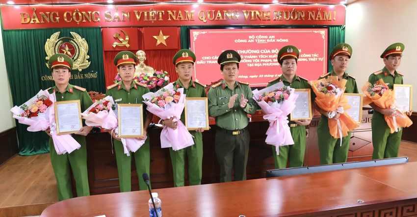Đại tá Bùi Quang Thanh (giữ) chúc mừng các đơn vị được Bộ Công an khen thưởng. Ảnh: MQ Đại tá Bùi Quang Thanh (giữ) chúc mừng các đơn vị được Bộ Công an khen thưởng. Ảnh: MQ