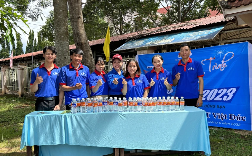 Đội tình nguyện của Huyện Đoàn Cư Kuin. Ảnh: VŨ LONG Đội tình nguyện của Huyện Đoàn Cư Kuin. Ảnh: VŨ LONG
