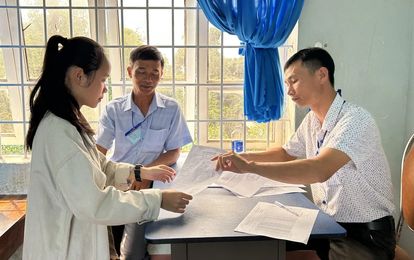 Học sinh làm thủ tục dự thi. Ảnh: VŨ LONG Học sinh làm thủ tục dự thi. Ảnh: VŨ LONG