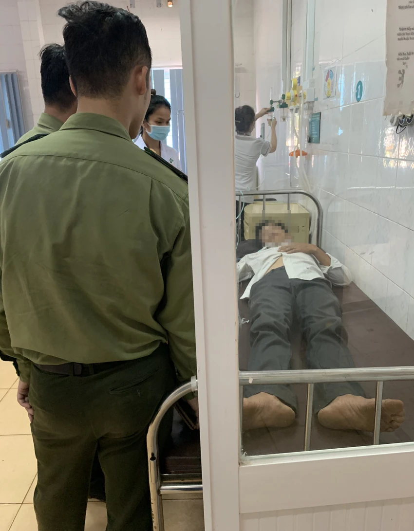Hai chiến sĩ công an và thanh niên tình nguyện Huyện Đoàn Cư Kuin đưa ông P đi cấp cứu. Ảnh: AX Hai chiến sĩ công an và thanh niên tình nguyện Huyện Đoàn Cư Kuin đưa ông P đi cấp cứu. Ảnh: AX