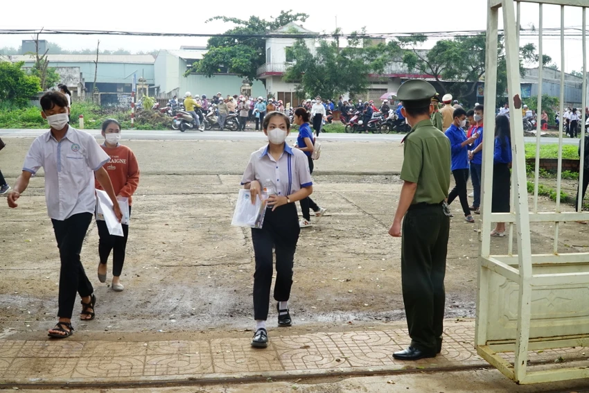 Các thí sinh đến điểm thi trường THPT Việt Đức. Ảnh: VŨ LONG