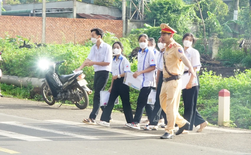 CSGT dẫn học sinh qua đường. Ảnh: VŨ LONG