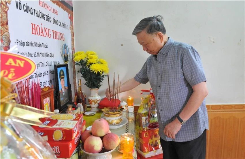 Bộ trưởng Tô Lâm thắp hương cho chiến sĩ đã hy sinh. Ảnh: bocongan.gov.vn Bộ trưởng Tô Lâm thắp hương cho chiến sĩ đã hy sinh. Ảnh: bocongan.gov.vn