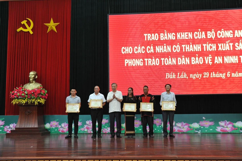 Bộ trưởng Tô Lâm tặng bằng khen cho năm người dân. Ảnh: SĐ Bộ trưởng Tô Lâm tặng bằng khen cho năm người dân. Ảnh: SĐ