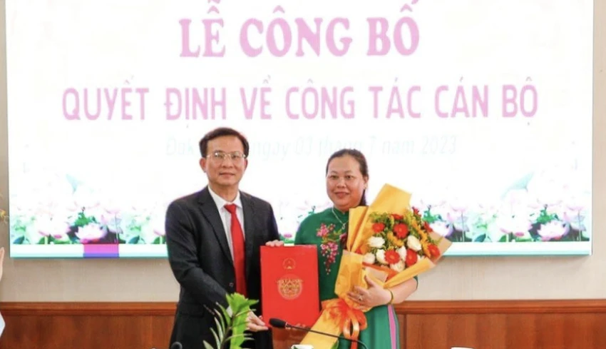 Tân giám đốc Sở Y tế Đắk Nông Võ Thị Ái Liễu (bên phải). Ảnh: NĐ