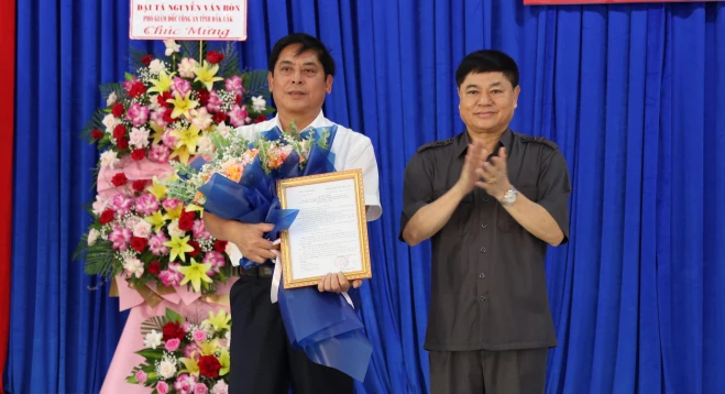 Ông Trần Đình Nhuận làm Bí thư Huyện ủy Cư Mgar. Ảnh: LT Ông Trần Đình Nhuận làm Bí thư Huyện ủy Cư Mgar. Ảnh: LT