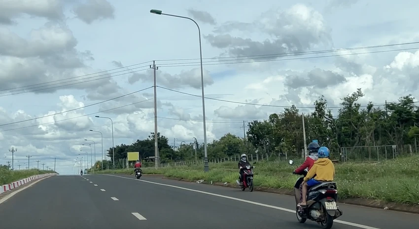 Những phương tiện đi ngược chiều trên đường Võ Nguyên Giáp. Ảnh: VŨ LONG