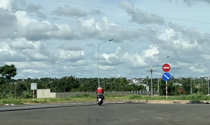 Người phụ nữ đi vào đoạn đường đã cắm biển cấm đi ngược chiều. Ảnh: VŨ LONG