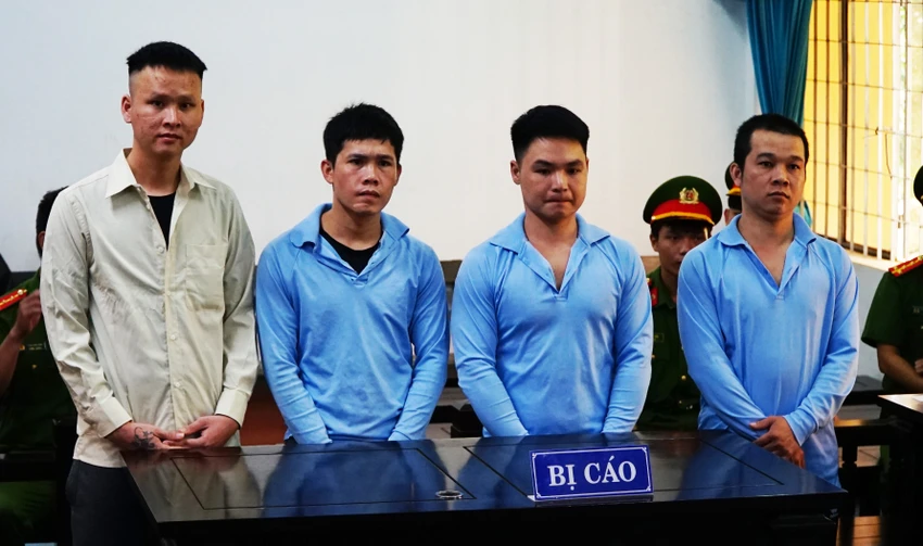 Bốn bị cáo tại phiên toàn sơ thẩm. Ảnh: VŨ LONG Bốn bị cáo tại phiên toàn sơ thẩm. Ảnh: VŨ LONG