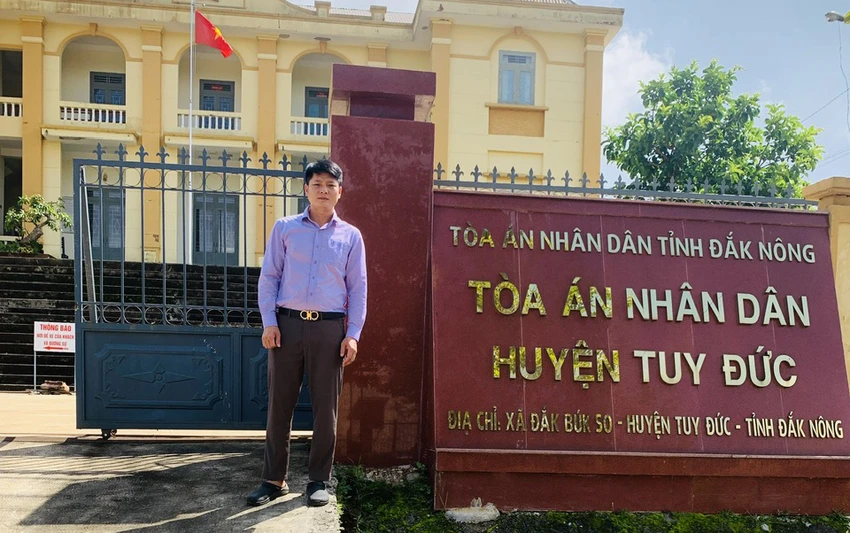 Bị cáo Võ Tư Thiệt đến trụ sở TAND huyện Tuy Đức. Ảnh: XH Bị cáo Võ Tư Thiệt đến trụ sở TAND huyện Tuy Đức. Ảnh: XH