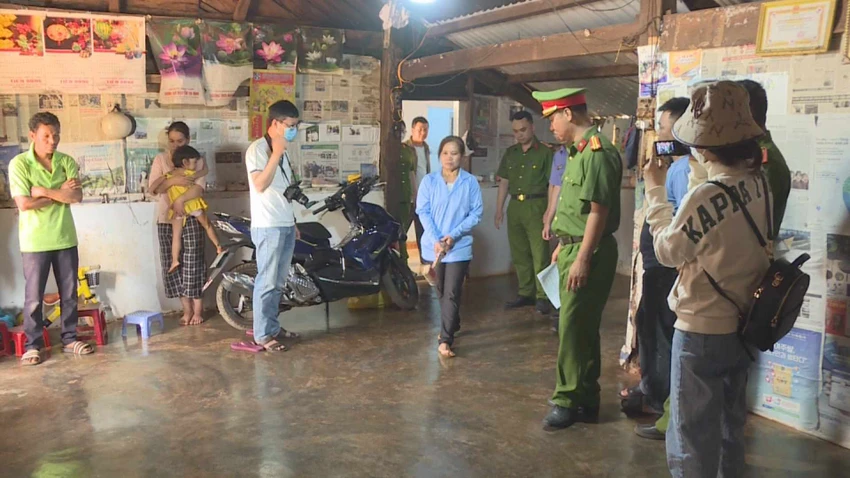 Dẫn giải bà H Mĩm Niê thực nghiệm hiện trường. Ảnh: SĐ Dẫn giải bà H Mĩm Niê thực nghiệm hiện trường. Ảnh: SĐ