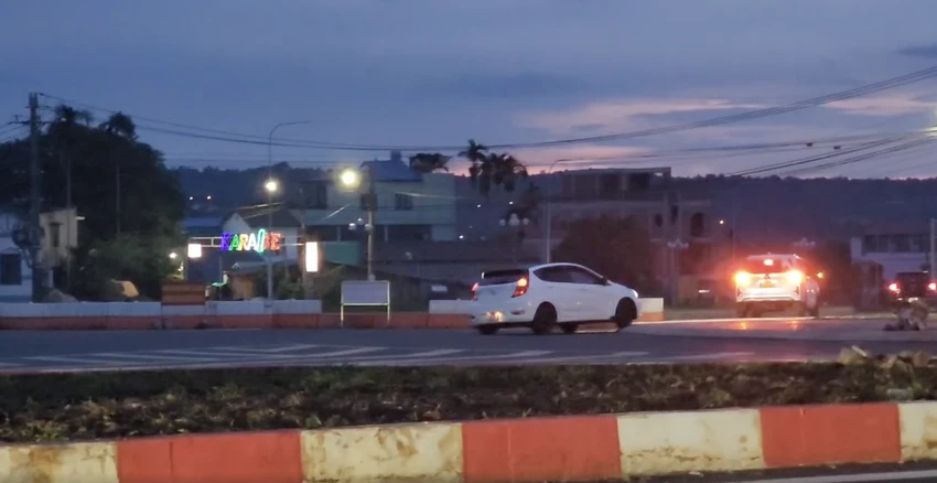 Các phương tiện đi vào ban đêm ở đường Võ Nguyên Giáp. Ảnh: VŨ LONG Các phương tiện đi vào ban đêm ở đường Võ Nguyên Giáp. Ảnh: VŨ LONG