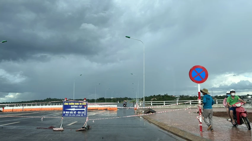 Người dân thường xuyên phá rào chắn đi vào trong công trình. Ảnh: VŨ LONG Người dân thường xuyên phá rào chắn đi vào trong công trình. Ảnh: VŨ LONG