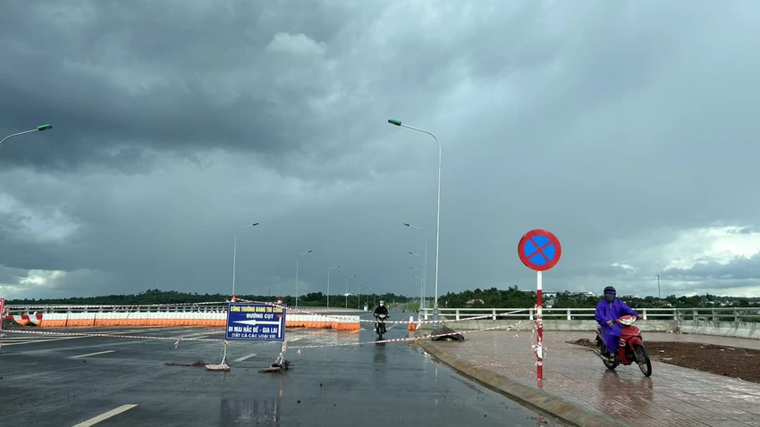 Bất chấp biển báo cấm, các phương tiện vẫn di chuyển vào bên trong đường Võ Nguyên Giáp. Ảnh: VŨ LONG Bất chấp biển báo cấm, các phương tiện vẫn di chuyển vào bên trong đường Võ Nguyên Giáp. Ảnh: VŨ LONG