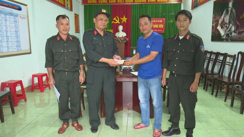 Cán bộ, chiến sĩ cảnh sát cơ động Công an tỉnh Đắk Lắk trao trả tài sản cho người bị mất. Ảnh: SĐ Cán bộ, chiến sĩ cảnh sát cơ động Công an tỉnh Đắk Lắk trao trả tài sản cho người bị mất. Ảnh: SĐ