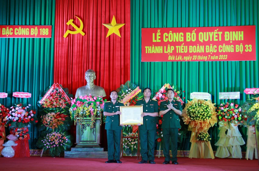 Toàn cảnh buổi lễ công bố quyết định thành lập Tiểu đoàn đặc công bộ 33. Ảnh: QA Toàn cảnh buổi lễ công bố quyết định thành lập Tiểu đoàn đặc công bộ 33. Ảnh: QA